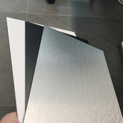 仕切りのPEのアルミニウム合成のパネル抜け目がない銀製ACPは室内装飾のために広がる